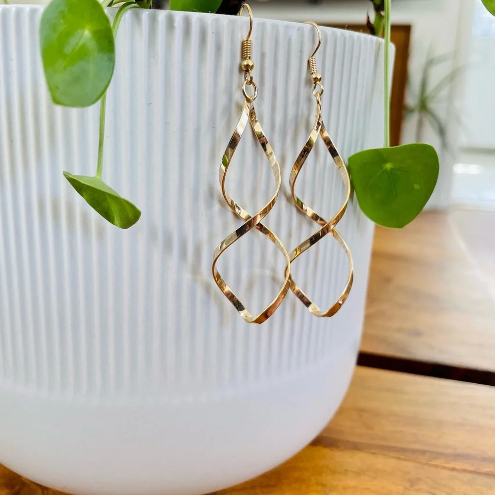 Spiral wave curl Gold color Earrings - Picture 6 of 11